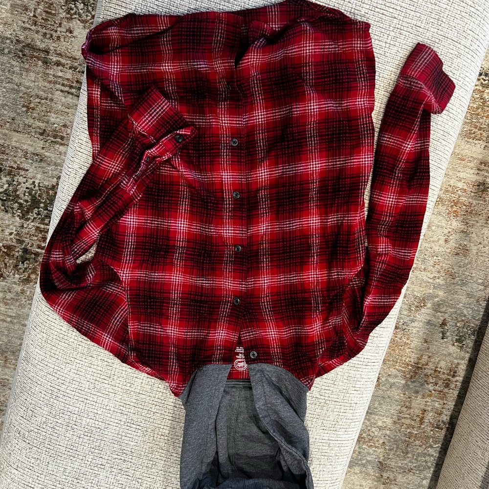 American Eagle Outfitters Red Plaid Shirt and Blue Jeans Set. Item 14.08.2025.2 - Picture 4 of 10